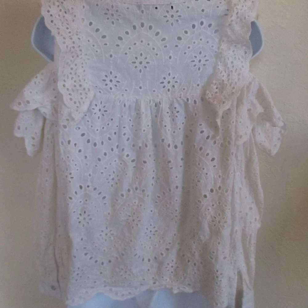 Romeo & Juliet Couture Eyelet Lace Cold Shoulder Top Size Medium - Picture 4 of 6